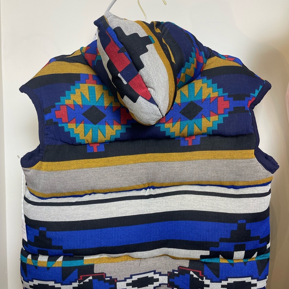 Colorful Geometric Patterned Puffer Vest - Picture 4 of 4